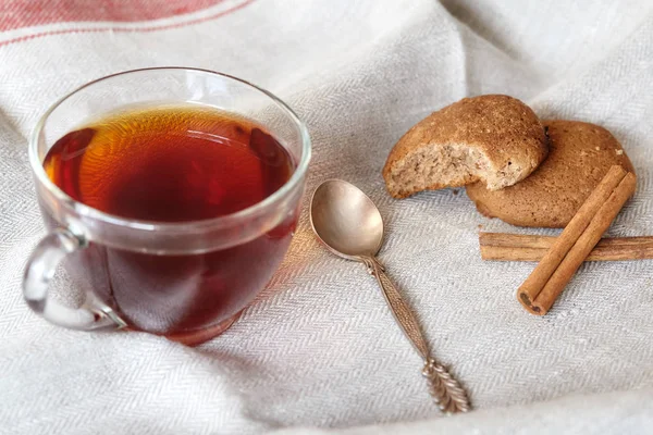 Xícara de chá quente e biscoitos de aveia com canela — Fotografia de Stock