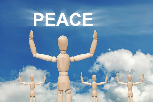 Trä dummy marionett på himmel bakgrund med ordet fred — Stockfoto