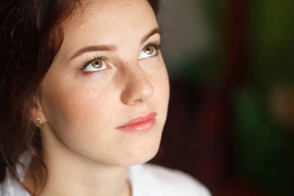 Portrét roztomilá krásná mladá dívka s pihy detail — Stock fotografie