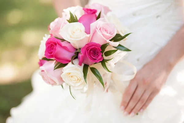 Красивий рожевий весільний букет в руках нареченої — стокове фото
