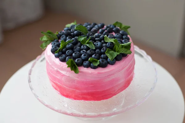 Rosa tårta dekorerad med blåbär och mynta — Stockfoto