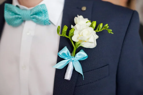 Boutonnière Mariage Coloré Sur Costume Marié Gros Plan — Photo