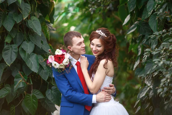 Bröllop. Lyckliga bruden och brudgummen grupp i trädgården. Äktenskap-konceptet — Stockfoto