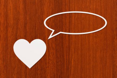 Kağıt kalp konuşuyor ya da düşünme. Soyut kavramsal görüntü