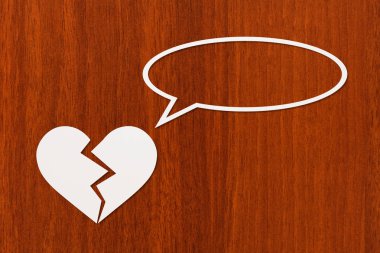 Kırık kalp kağıt konuşmak ya da düşünme. Soyut kavramsal görüntü