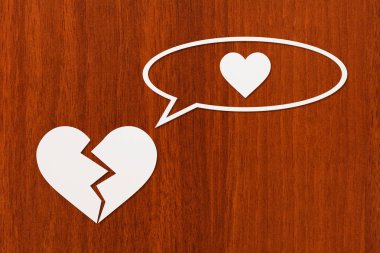 Kırık kalp kağıt aşk hakkında düşünüyor. Soyut kavramsal görüntü