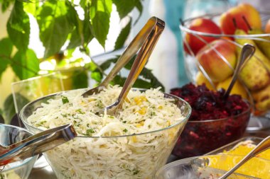 Self servis restoran çeşitli gıda ile kase