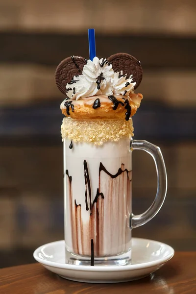 Marshmallow milk shake cocktail com chantilly, biscoitos, waffles, guloseimas — Fotografia de Stock