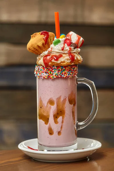 Mléčný koktejl koktejl se šlehačkou, sušenky, oplatky, Marshmallow zachází — Stock fotografie