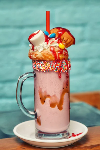 Mléčný koktejl koktejl se šlehačkou, sušenky, oplatky, Marshmallow zachází — Stock fotografie