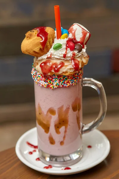 Marshmallow milk shake cocktail com chantilly, biscoitos, waffles, guloseimas — Fotografia de Stock