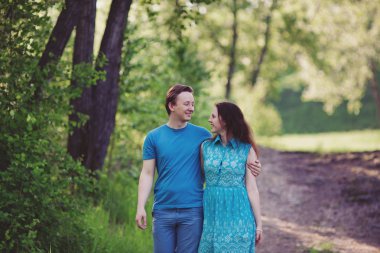 Eğleniyor ve parkta zevk mutlu sevgi dolu Çift