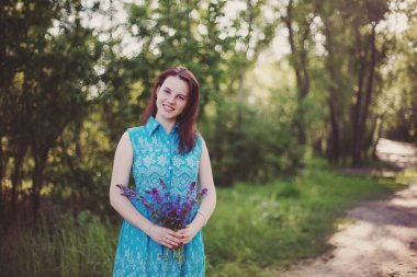 Eğleniyor ve parkta zevk mutlu sevgi dolu Çift