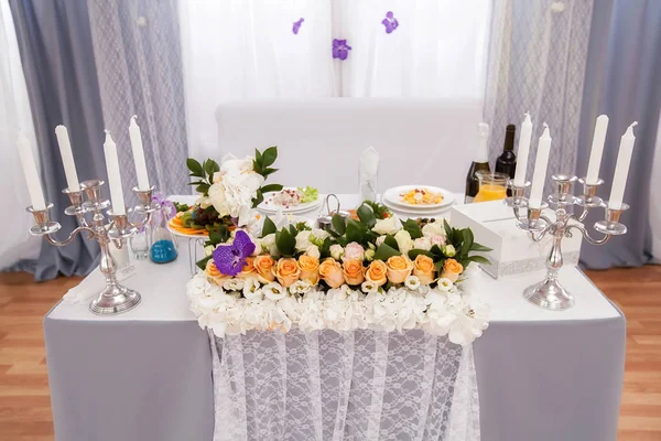 Mesa de casamento decorada com flores e servindo no restaurante — Fotografia de Stock