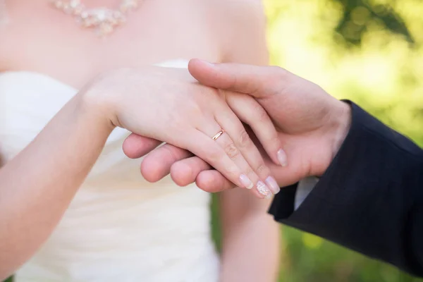 Mãos de noiva e noivo com anéis. Conceito de casamento — Fotografia de Stock