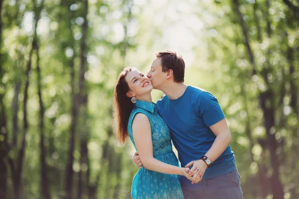 Gelukkig verliefde paar plezier en genieten in park — Stockfoto
