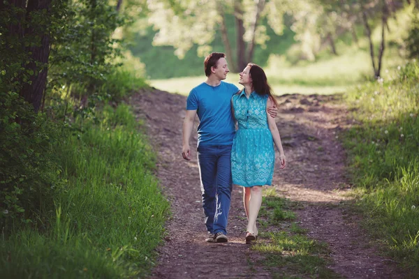Счастливая влюбленная пара веселится и наслаждается в парке — стоковое фото
