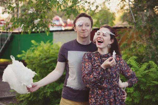솜 사탕 공원에서 재미와 사랑 하는 부부 행복 — 스톡 사진