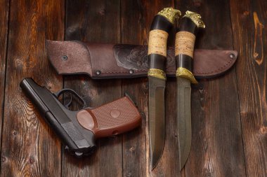 Ahşap arka plan üzerinde silah ve av Şam çelik bıçaklar