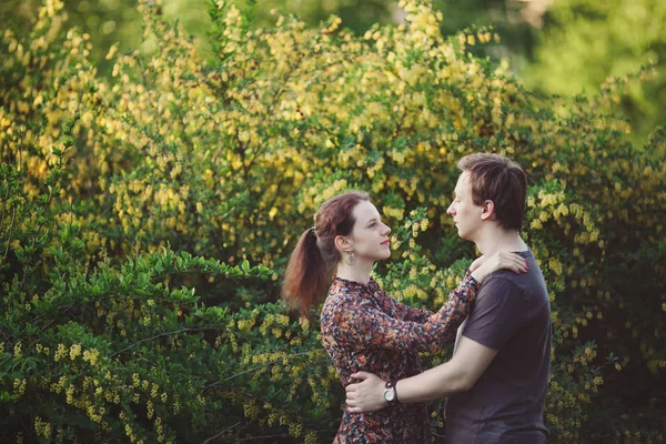 Feliz pareja amorosa divirtiéndose y disfrutando en el parque — Foto de Stock