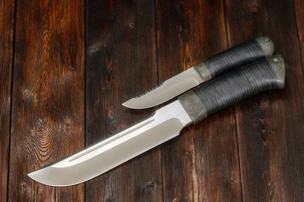 Το κυνήγι μαχαίρια χάλυβα Χειροποίητο ξύλινο υπόβαθρο, γκρο πλαν — Φωτογραφία Αρχείου