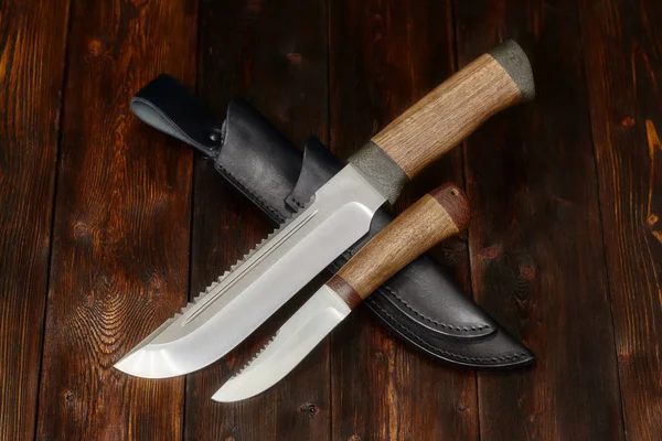 Caza cuchillos de acero hechos a mano sobre un fondo de madera, primer plano — Foto de Stock