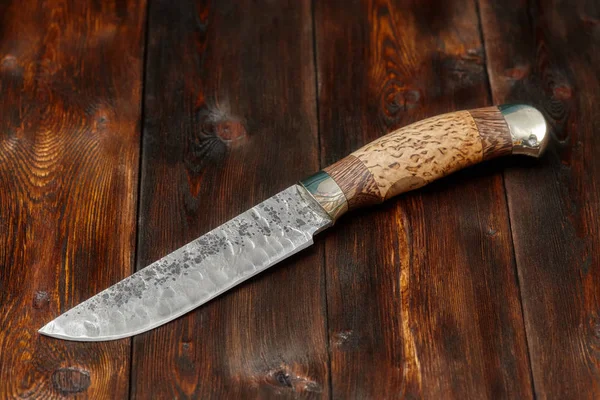 Vadászati damaszkuszi acél kés kézzel készített, fából készült háttér — Stock Fotó