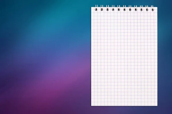 Бланк ноутбука на цветном стеклянном фоне с копировальным пространством — стоковое фото
