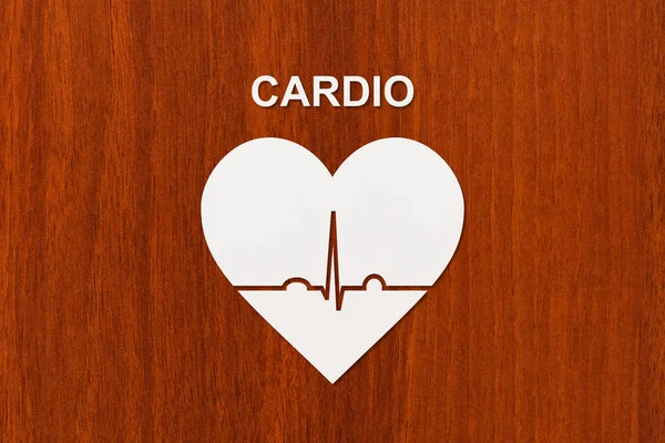 Forma cardíaca com ecocardiograma e texto CARDIO. Conceito de desporto ou cardiologia — Fotografia de Stock