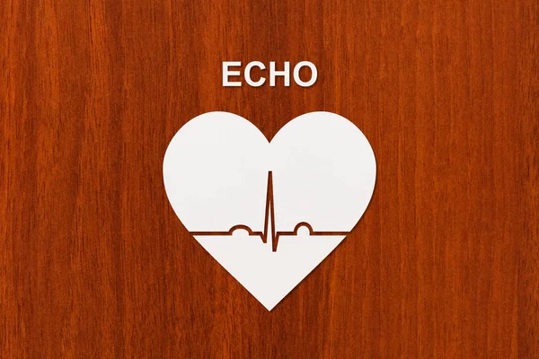 Herzform mit Echokardiogramm und Echotext. Gesundheits- oder Kardiologie-Konzept — Stockfoto