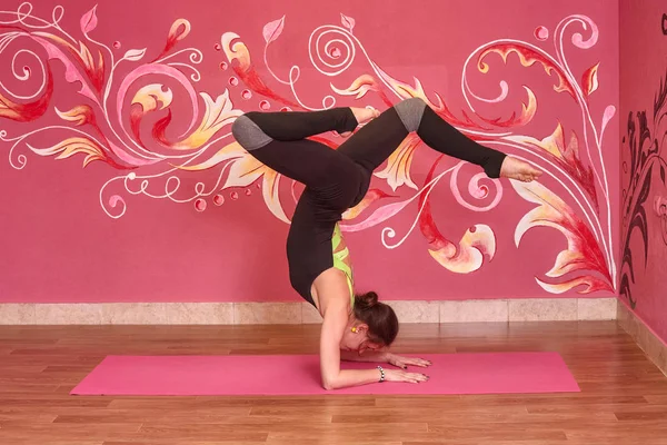 Fitness- oder Yoga-Kurs, Frau macht Sport — Stockfoto