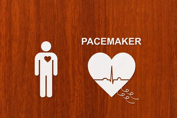 Forma cardíaca com ecocardiograma e texto PACEMAKER. Conceito de cardiologia — Fotografia de Stock