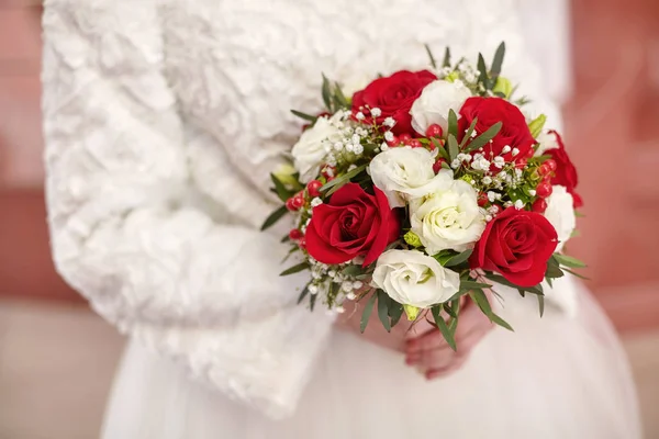 Novia en vestido blanco celebración de ramo de boda en las manos — Foto de Stock