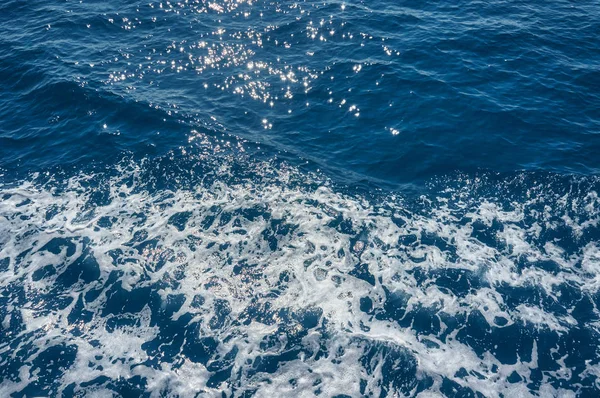 Ανήσυχο αφρώδες γαλάζια θάλασσα νερό από ψηλά — Φωτογραφία Αρχείου