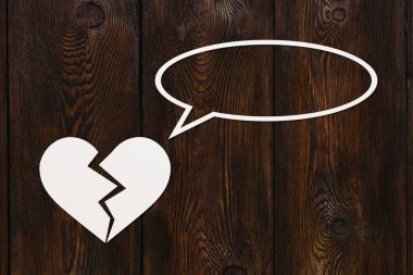 Kırık kalp kağıt konuşmak ya da düşünme. Soyut kavramsal görüntü