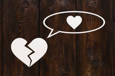 Kırık kalp kağıt aşk hakkında düşünüyor. Soyut kavramsal görüntü