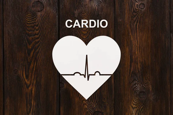 Форма серця з ехокардіограмою та текстом CARDIO. Концепція спорту або кардіології — стокове фото