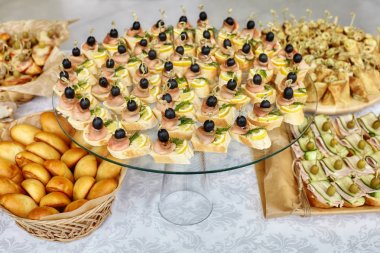 Zeytin, limon ve somon kanepe, yemek tedarik