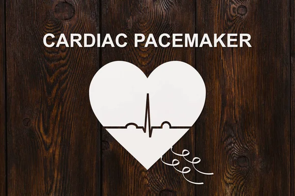 Kształcie serca badanie echokardiograficzne i tekst rozrusznika serca. Kardiologia koncepcja — Zdjęcie stockowe
