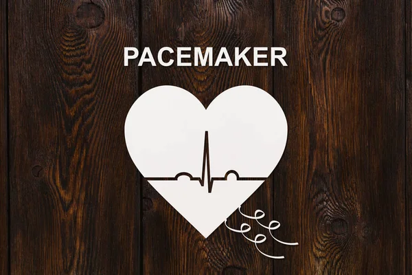 Форма серця з ехокардіограмою та текстом PACEMAKER. Концепція кардіології — стокове фото