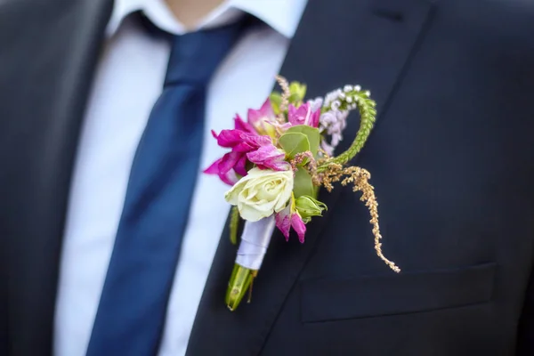 Colorido boutonniere de boda en traje de novio — Foto de Stock