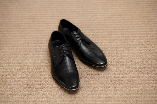 Moderne noir brillant mans chaussures avec lacets sur fond clair — Photo