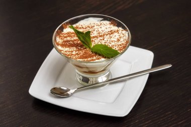 Tiramisu krem pasta tatlı cam ile nane yaprakları