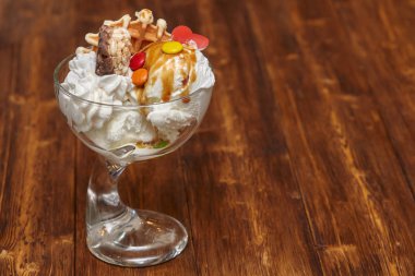 Dondurma kokteyl şurubu ile kase ve diğer davranır