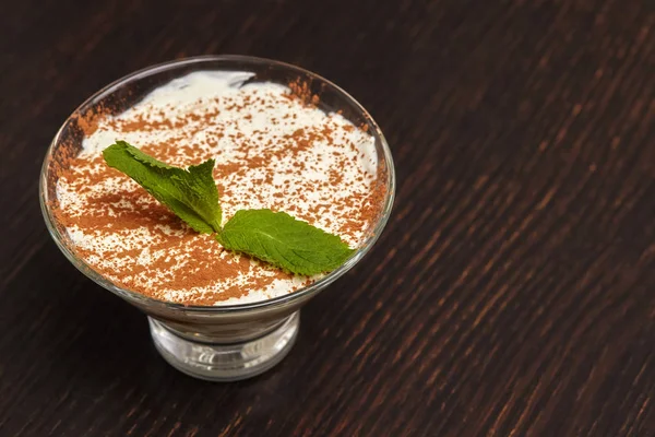 Tarta de crema de tiramisú postre en vaso con hojas de menta —  Fotos de Stock