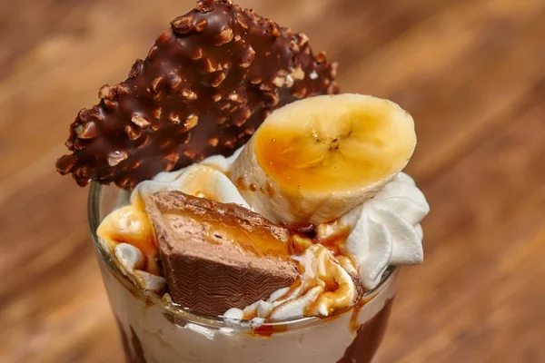 Cóctel de chocolate helado en vaso con almíbar y plátano —  Fotos de Stock