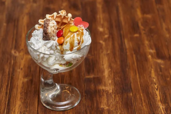 Cóctel de helado en tazón con jarabe y otras golosinas —  Fotos de Stock