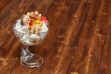 Dondurma kokteyl şurubu ile kase ve diğer davranır