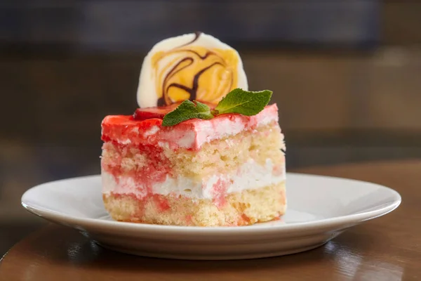 Trozo de pastel con fresa y mermelada en plato blanco —  Fotos de Stock
