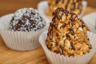 Hindistan cevizi ve ahşap zemin üzerine çikolata tepesi ile şeker